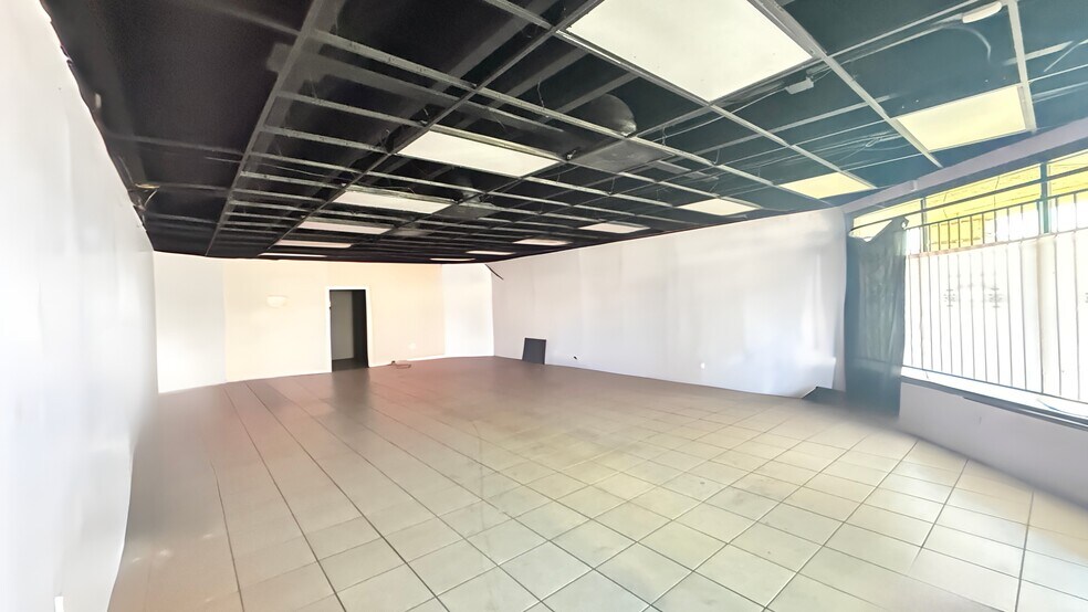 555 S Mt Vernon Ave, San Bernardino, CA à louer - Photo de l’immeuble – Image 2 sur 29