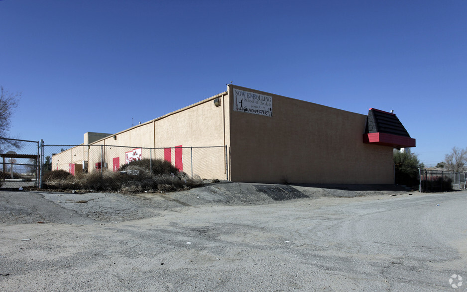 15421 Village Dr, Victorville, CA à louer - Photo de l’immeuble – Image 2 sur 6