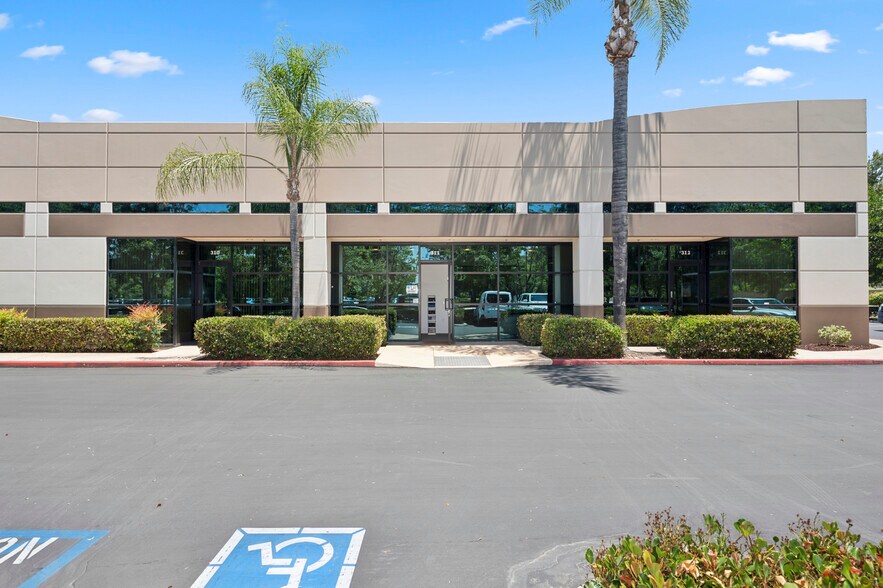 27 Spectrum Pointe Dr, Lake Forest, CA à louer - Photo de l’immeuble – Image 1 sur 21