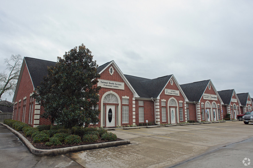 415 E Parkwood Ave, Friendswood, TX à louer - Photo de l’immeuble – Image 1 sur 12