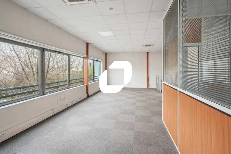 Bureau dans Le Bourget à louer - Photo de l’immeuble – Image 3 sur 14
