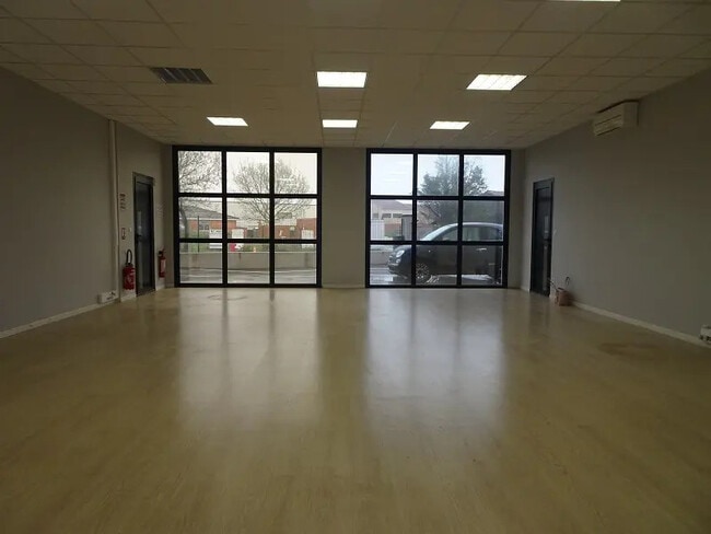 Plus de détails pour Local d'activités à louer