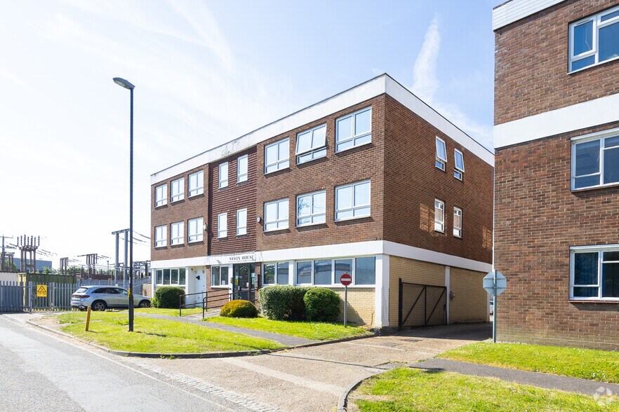 Saxon House & Crawley Business Centre portefeuille de 2 biens à vendre sur LoopNet.fr - Photo de l’immeuble – Image 3 sur 5