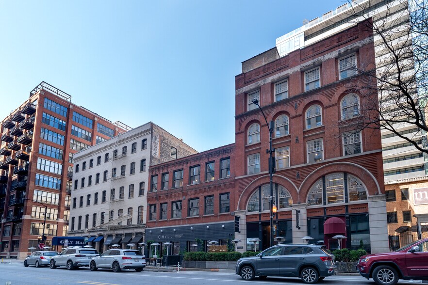 220-230 W Kinzie St, Chicago, IL à louer - Photo de l’immeuble – Image 1 sur 4