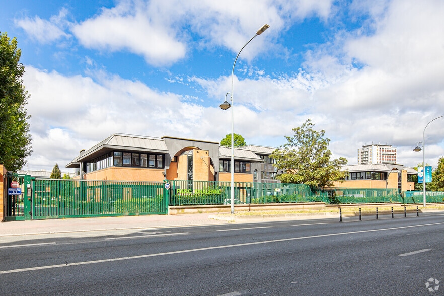 2-8 Rue Albert Dhalenne, Saint-Ouen-sur-Seine à louer - Photo principale – Image 1 sur 2