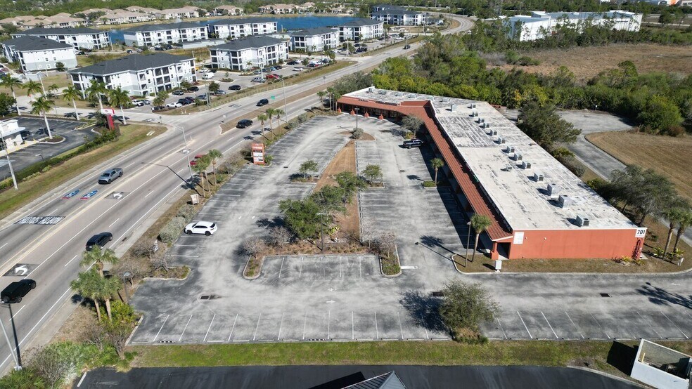 701 JC Center Ct, Port Charlotte, FL à louer - Photo de l’immeuble – Image 3 sur 10