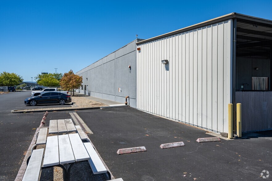 3780 Flightline Dr, Santa Rosa, CA à louer - Photo de l’immeuble – Image 3 sur 4