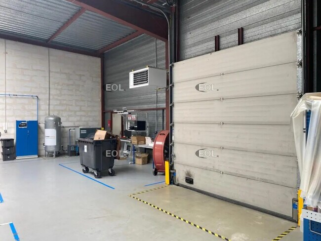 Plus de détails pour Local d'activités à louer