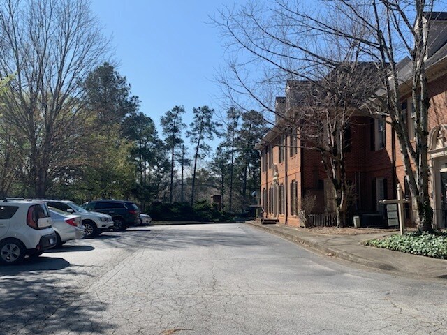 8046 Roswell Rd, Atlanta, GA à louer - Photo de l’immeuble – Image 3 sur 52