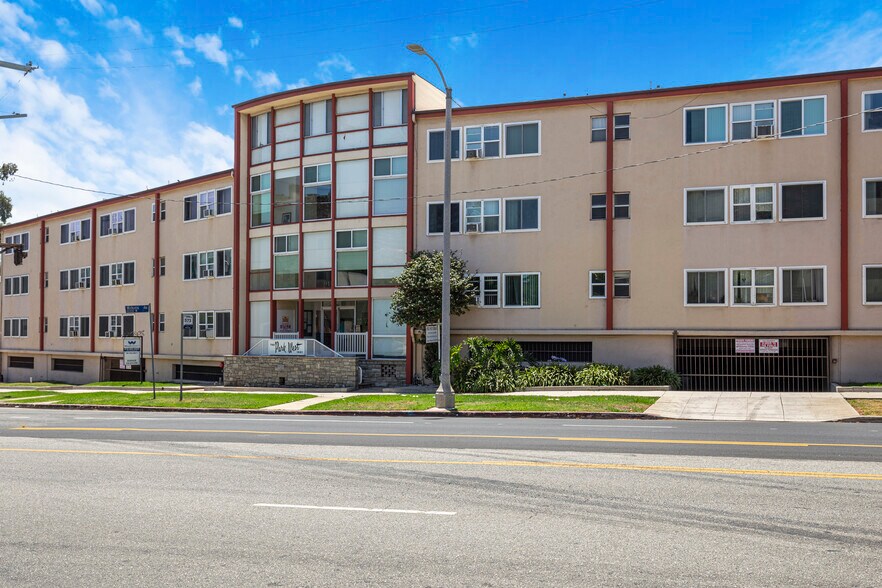 1441 S Beverly Glen Blvd, Los Angeles, CA à vendre - Photo de l’immeuble – Image 3 sur 18