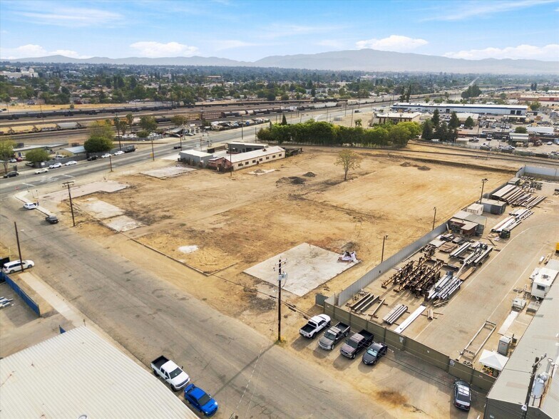 705 Williams St, Bakersfield, CA à vendre - Photo de l’immeuble – Image 2 sur 18