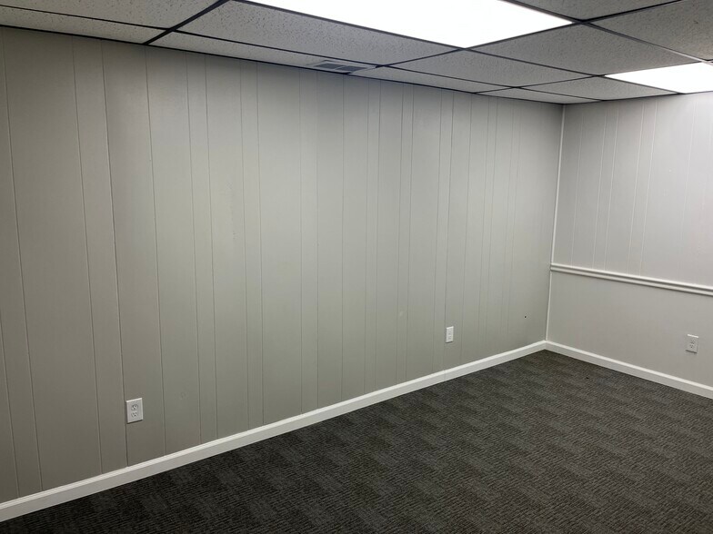 1112 Ulrich Ave, Louisville, KY à louer - Photo de l’immeuble – Image 2 sur 20