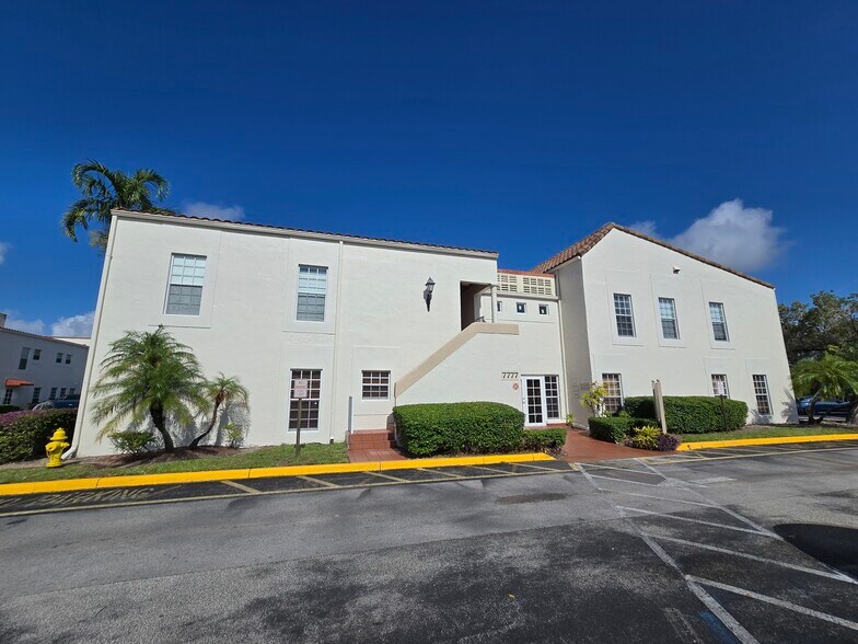 7777 N University Dr, Tamarac, FL à vendre - Photo de l’immeuble – Image 2 sur 36