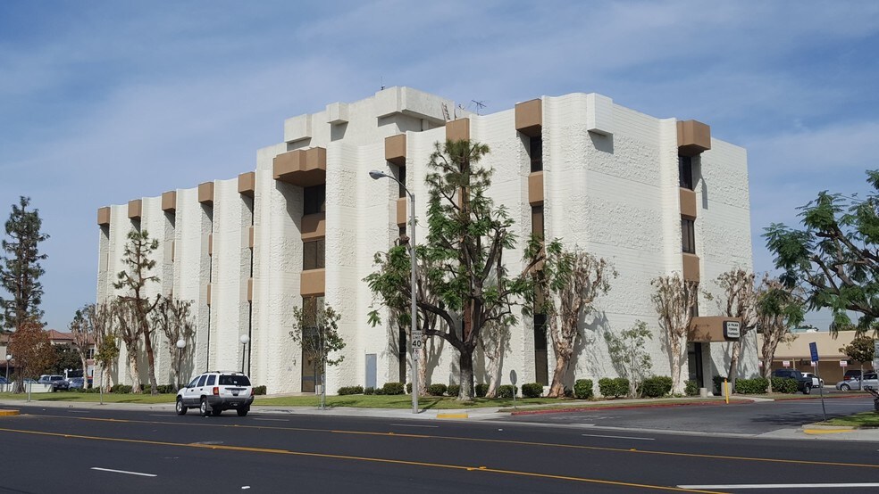 5451 La Palma Ave, La Palma, CA à louer - Photo de l’immeuble – Image 3 sur 6