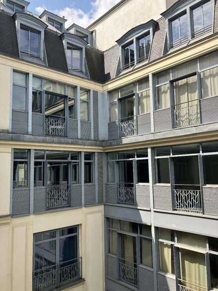 65 Rue Saint-Lazare, Paris à louer - Photo de l’immeuble – Image 3 sur 19