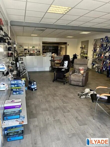 Local commercial dans Trets à louer - Photo de l’immeuble – Image 1 sur 6