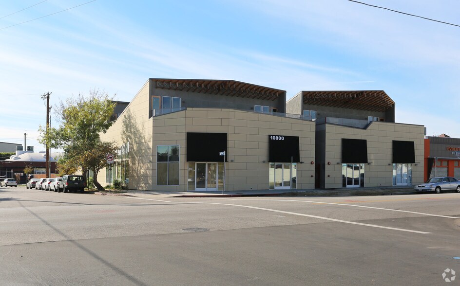 10800 Burbank Blvd, North Hollywood, CA à louer - Photo de l’immeuble – Image 3 sur 5
