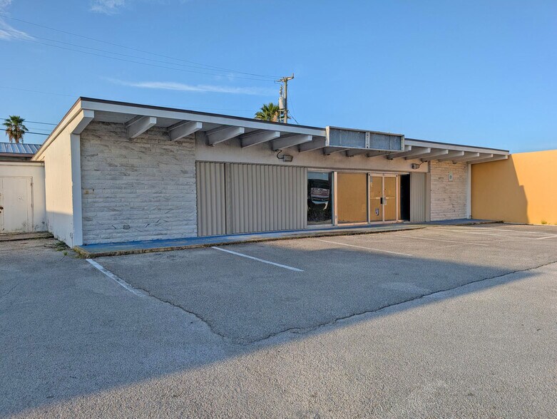 215 5th Ave, Indialantic, FL à louer - Photo de l’immeuble – Image 1 sur 1