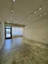 18596 Ventura Blvd, Tarzana, CA à louer Photo intérieure– Image 2 sur 4