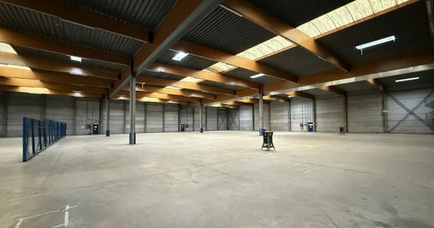 Industriel/Logistique dans Saint-Thibault-des-Vignes à louer Photo intérieure– Image 1 sur 4