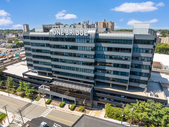 Plus de détails pour 1 Bridge Plz N, Fort Lee, NJ - Bureau, Bureau/Local commercial à louer