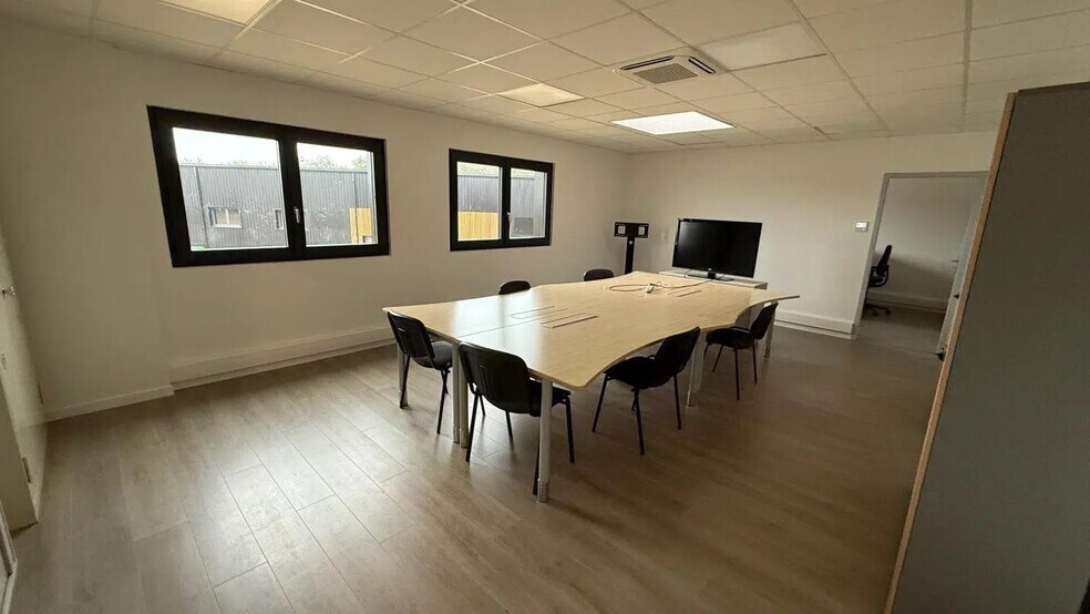 Local d’activités dans Orléans à louer - Photo de l’immeuble – Image 3 sur 9