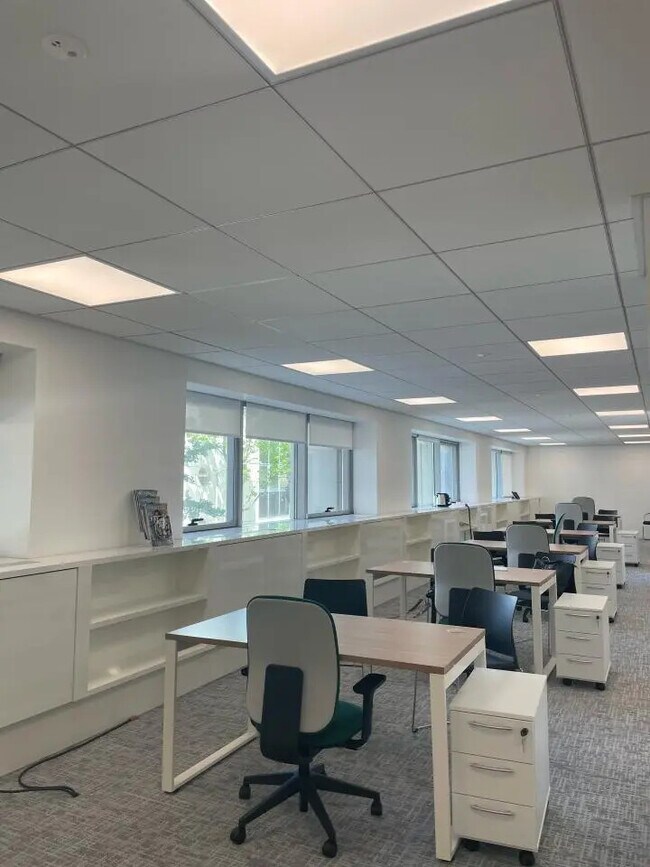 Plus de détails pour 7 Avenue De La Cristallerie, Sèvres - Bureau à louer