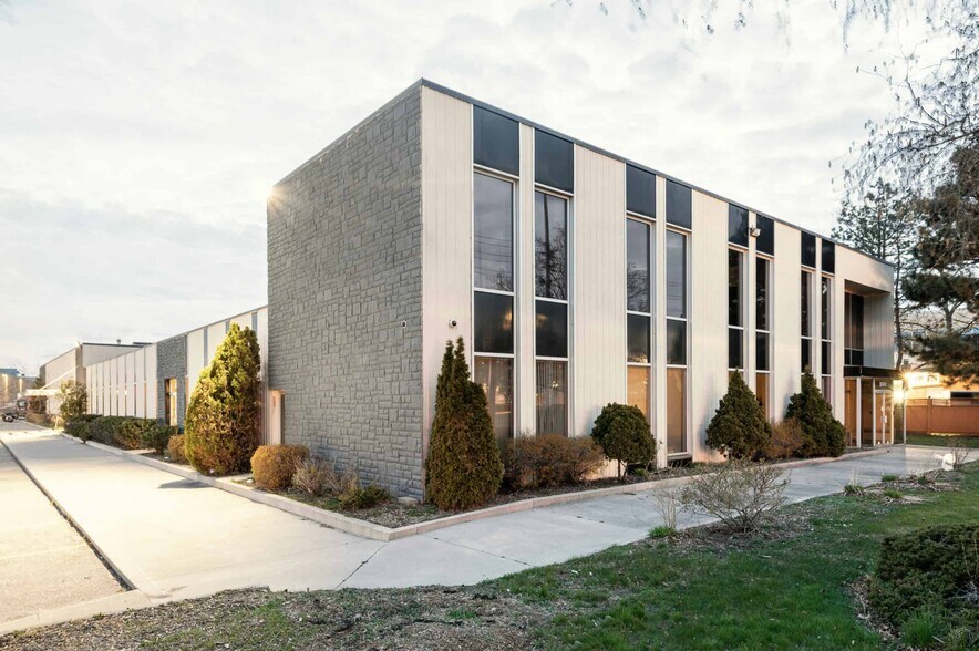 2562 Stanfield Rd, Mississauga, ON à louer - Photo de l’immeuble – Image 1 sur 4