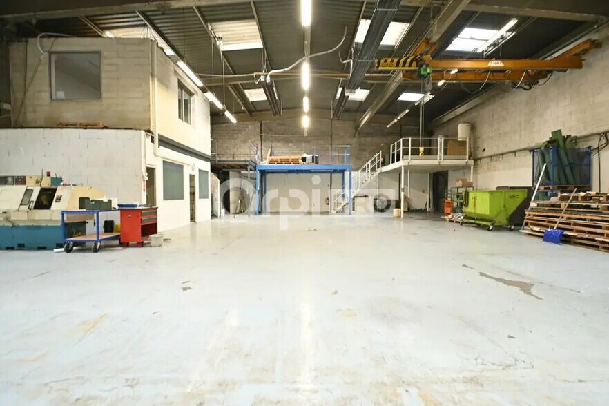 Local d'activités dans Saint-Priest à vendre - Photo de l’immeuble – Image 1 sur 12