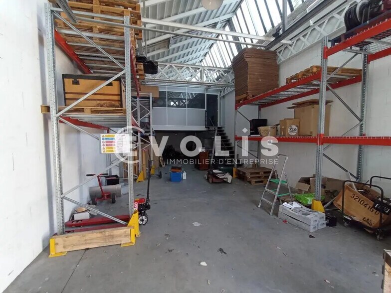 Local d’activités dans Vénissieux à louer - Photo de l’immeuble – Image 2 sur 16