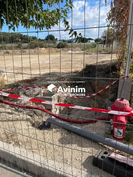 Local commercial dans Les Pennes-Mirabeau à louer - Photo de la construction – Image 1 sur 4
