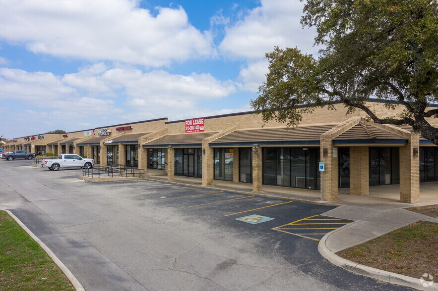 2235 Thousand Oaks Dr, San Antonio, TX à louer - Photo de l’immeuble – Image 2 sur 12
