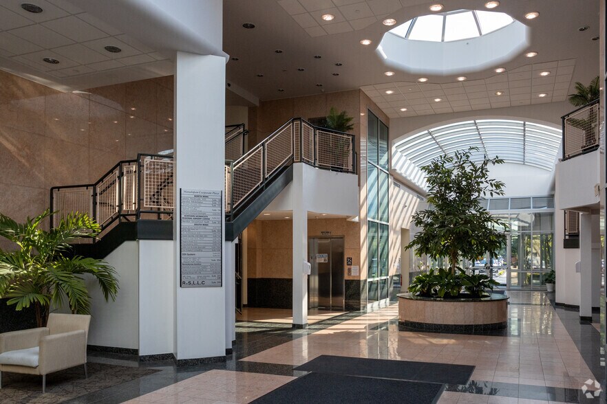 195 Route 9 S, Manalapan Township, NJ à louer - Hall d’entrée – Image 2 sur 8
