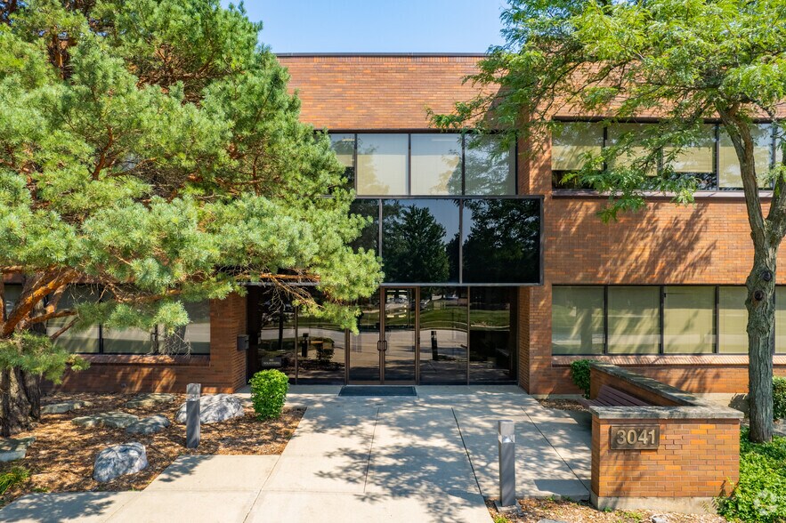 3041 Woodcreek Dr, Downers Grove, IL à louer - Photo de l’immeuble – Image 3 sur 8