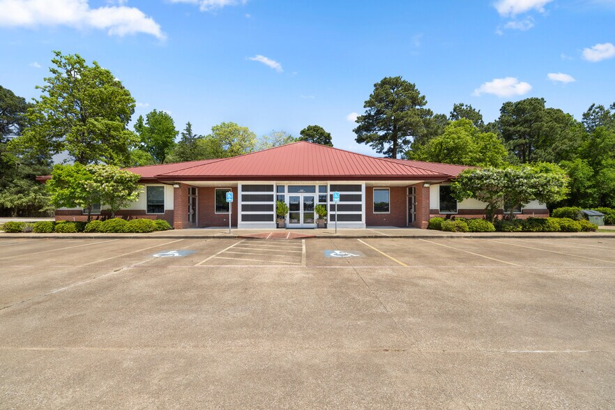 3524 NE Stallings Dr, Nacogdoches, TX à vendre - Photo principale – Image 1 sur 28