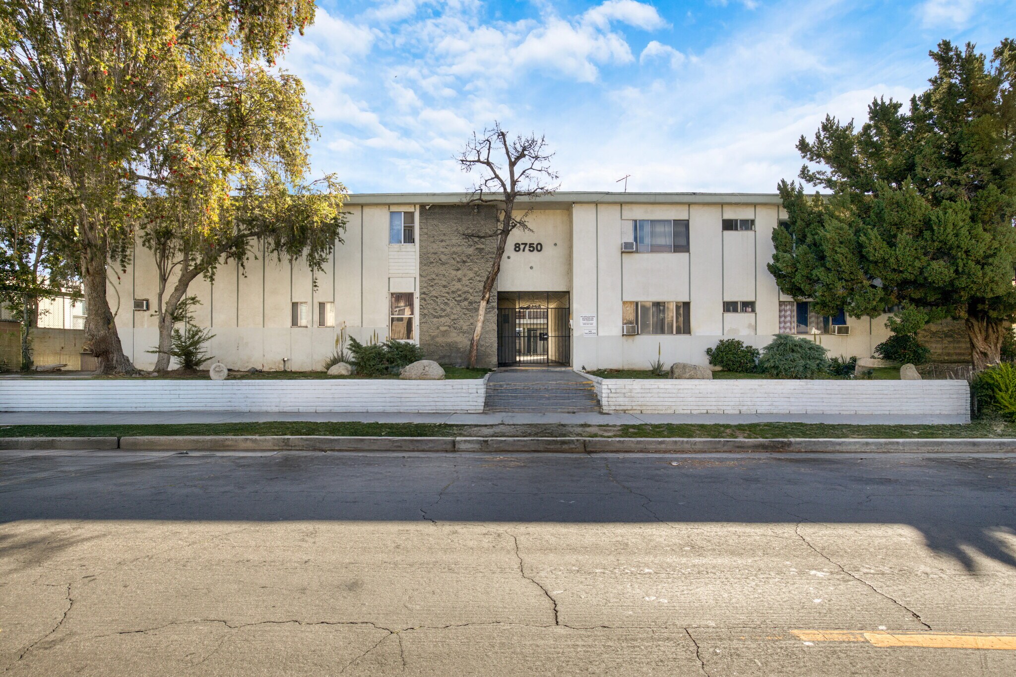 8750 Owensmouth Ave, Canoga Park, CA à vendre Photo principale– Image 1 sur 15