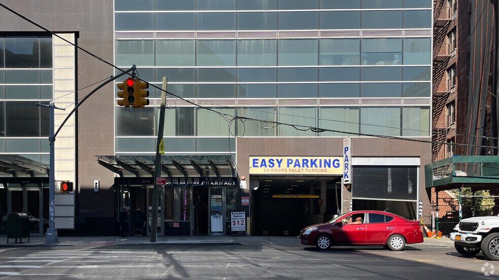 4235 Main St, Flushing, NY à vendre - Photo de l’immeuble – Image 3 sur 36