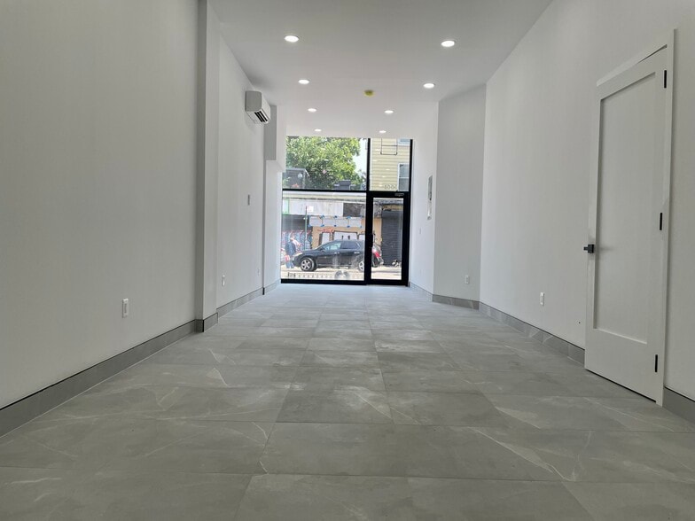 566 Wilson Ave, Brooklyn, NY à louer - Photo intérieure – Image 3 sur 13