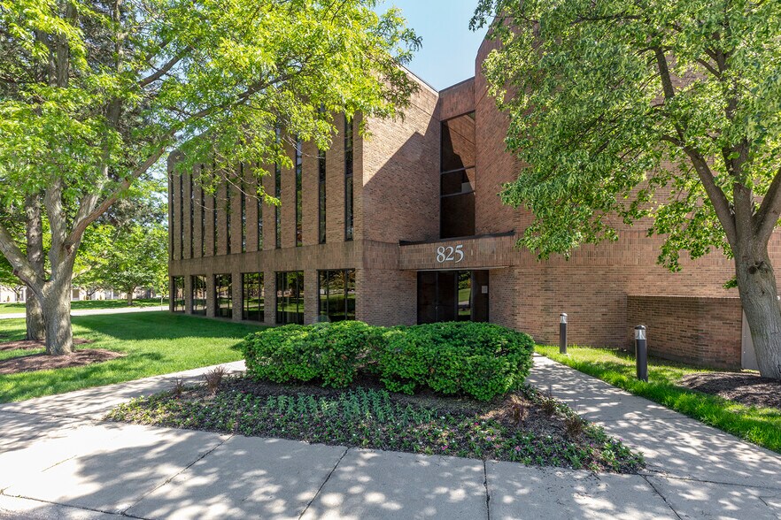 825 Victors Way, Ann Arbor, MI à louer - Photo de l’immeuble – Image 1 sur 9