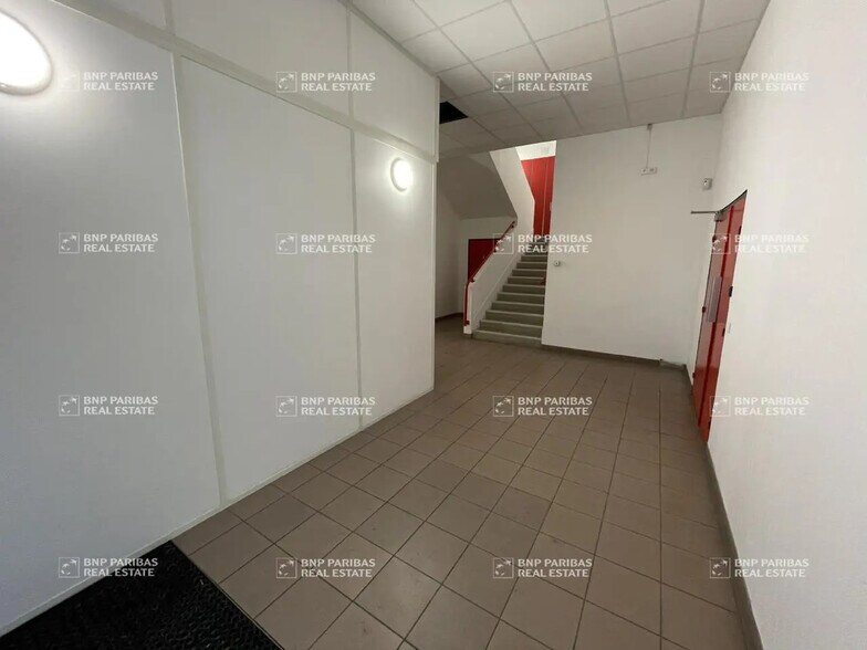 Local d’activités dans Villiers-sur-Marne à louer - Photo de l’immeuble – Image 2 sur 11