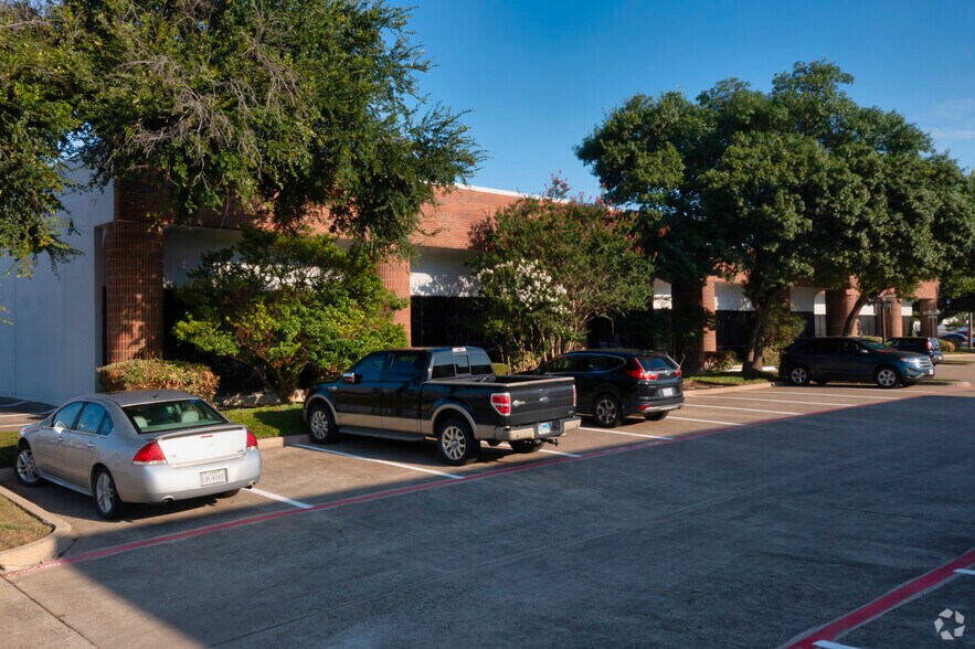 10440-10460 Miller Rd, Dallas, TX à louer - Photo de l’immeuble – Image 2 sur 7
