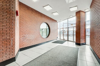 222 58th Ave SW, Calgary, AB à louer Hall d’entrée– Image 1 sur 2