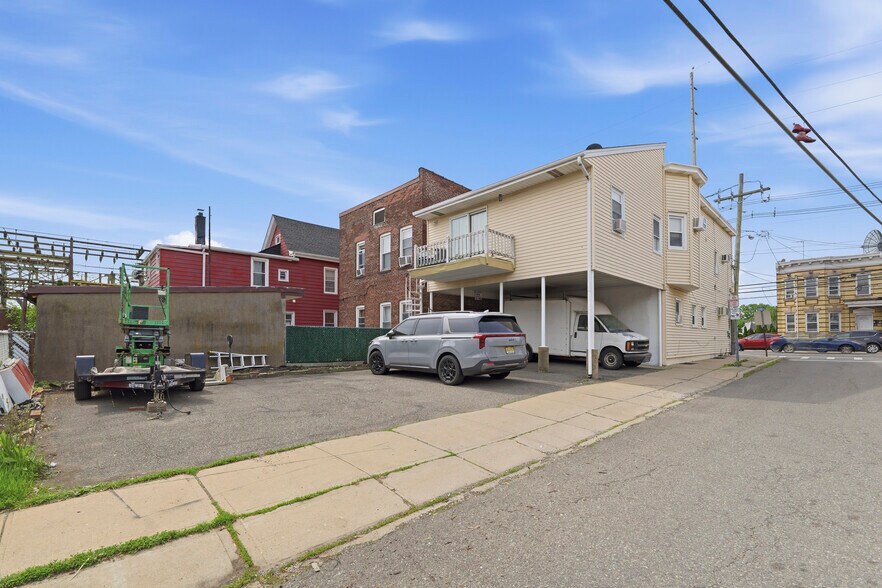 598 Van Houten Ave, Clifton, NJ à vendre - Photo de l’immeuble – Image 3 sur 29