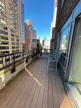 323 W 39th St, New York, NY à louer Photo de l’immeuble– Image 1 sur 15