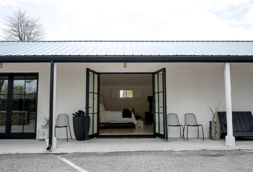 349 Wellington Main St, Prince Edward, ON à vendre - Photo de l’immeuble – Image 2 sur 16