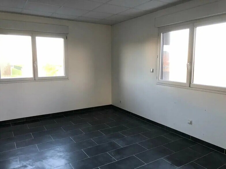 Bureau dans Bourguébus à louer - Photo de l’immeuble – Image 3 sur 6