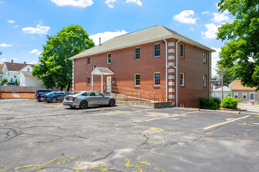 352 Park Ave, Woonsocket, RI à vendre - Photo de l’immeuble – Image 2 sur 70