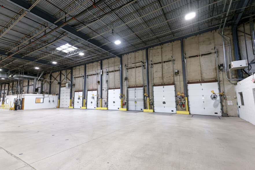 75 Carter Dr, Edison, NJ à louer - Photo de l’immeuble – Image 2 sur 9