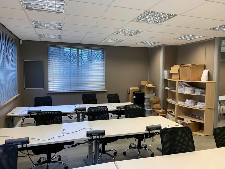 Unit M-E, Bourne End Business Park, Cores End Road, Bourne End à louer - Photo de l’immeuble – Image 2 sur 5
