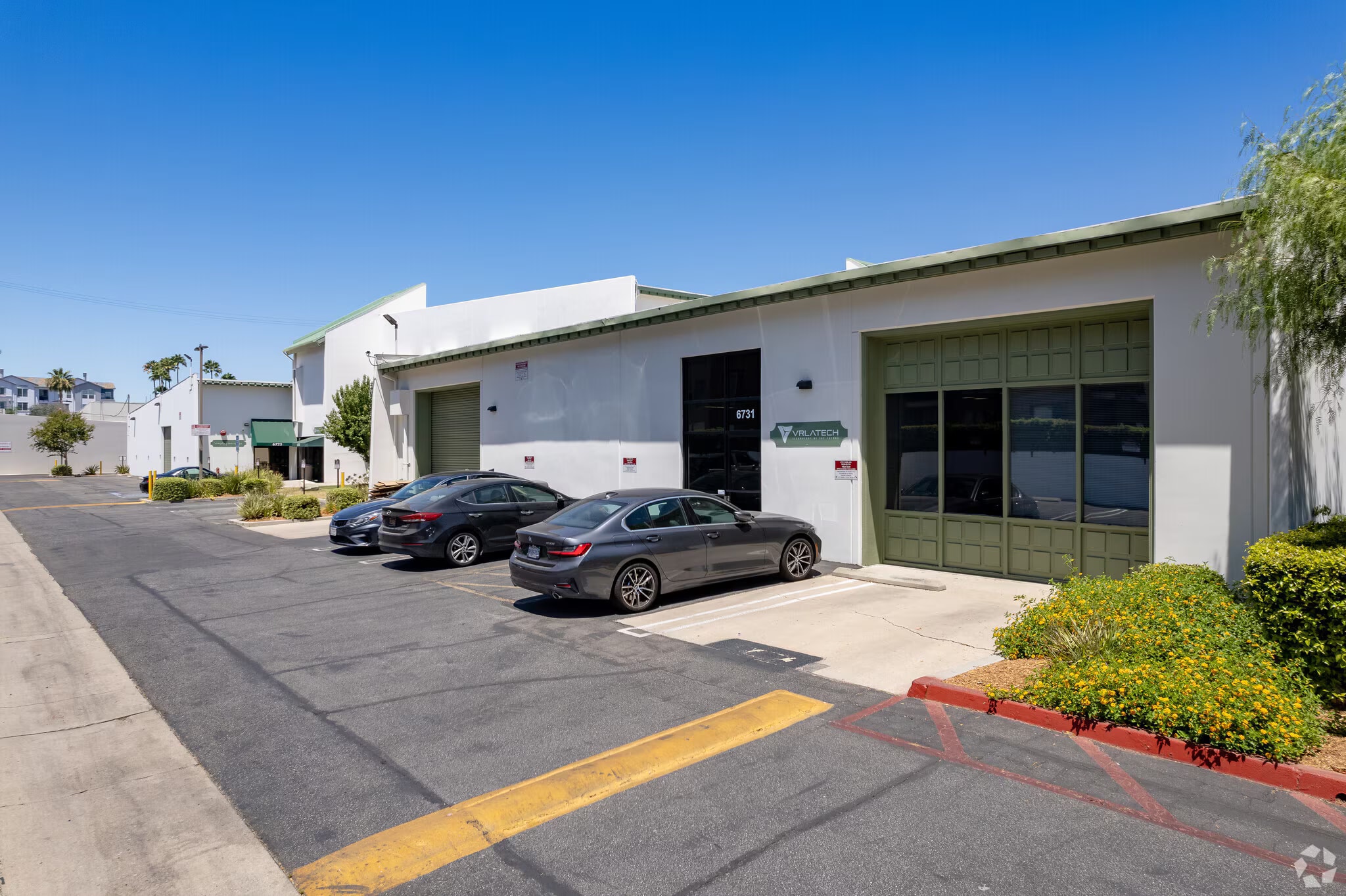 6723-6743 Variel Ave, Canoga Park, CA à louer Photo de l’immeuble– Image 1 sur 3